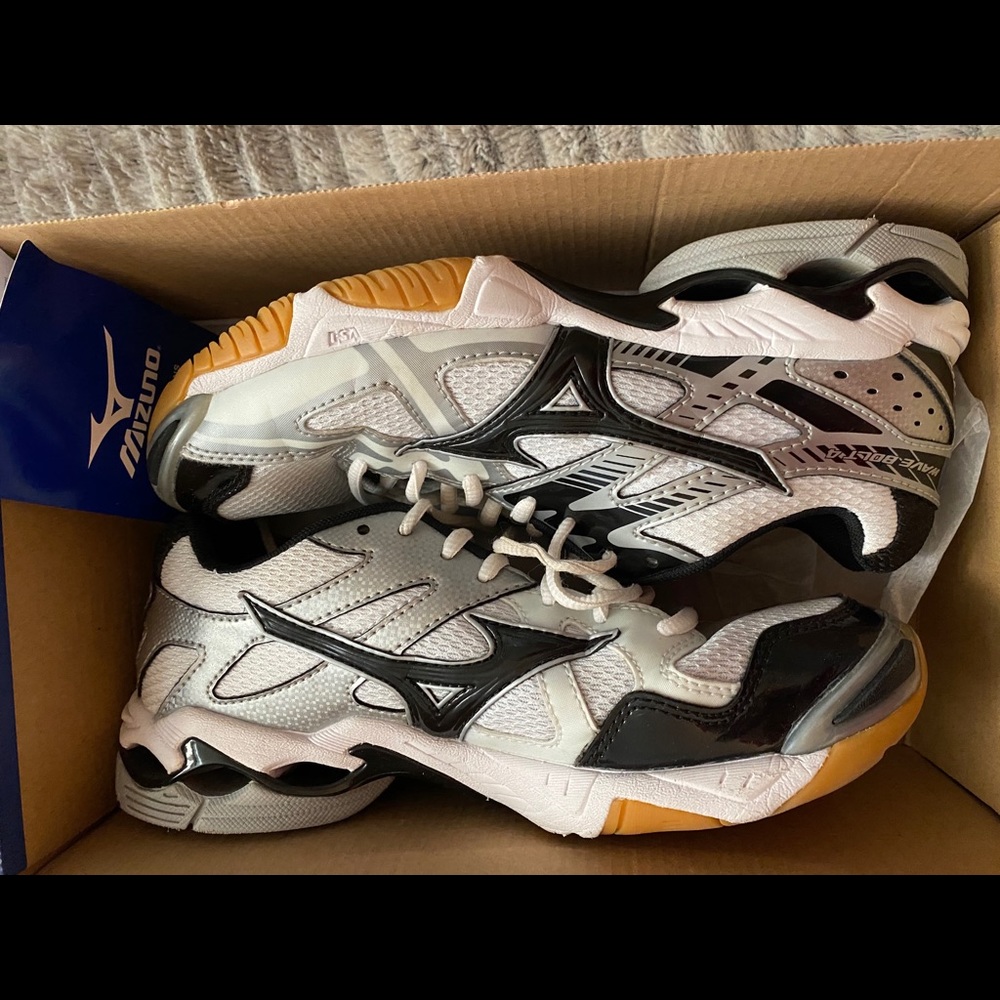 Mizuno Volleyball Shoes. Excellent condition.